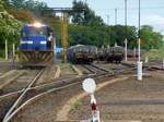 Die beiden Dieselloks der Zambia Railways haben im Bahnhof Victoria Falls gewendet und übernehmen am 12.12.2014 einen Güterzug zurück in Richtung Sambia.