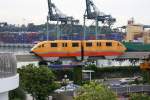 Der orangene Doppeltriebwagen des Sentosa Express am 08.Mai 2010 kurz vor der Endstelle Sentosa Station (VivoCity).