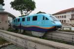 Der blaue Doppeltriebwagen verlässt am 09.Mai 2010 die Imbiah Station in Richtung Beach Station.