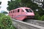 Der rosa Doppeltriebwagen nähert sich am 09.Mai 2010 der Beach Station.