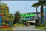 Seit 2006 verbindet die Einschienenbahn Sentosa Express die zu Singapur gehörende Vergnügungsinsel mit der Stadt. Am 11.01.2020 erreicht der Triebwagen den Endpunkt Beach station.