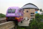 Der violette Doppeltriebwagen verlässt am 09.Mai 2010 die Beach Station.