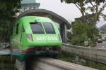 Der grüne Doppeltriebwagen fährt am 09.Mai 2010 in die Imbiah Station .