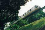 Zug H der SDC Sentosa Monorail am 08.Mai 2002 zwischen der Central Beach Station 5 und der Ficus Station 6.