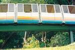 Zug H der SDC Sentosa Monorail am 08.Mai 2002 zwischen der Central Beach Station 5 und der Ficus Station 6.