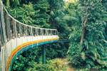 Zug der SDC Sentosa Monorail am 08.Mai 2002 zwischen der Fort Siloso Station 3 und der Cable Car Station 4. (Fotoscan)