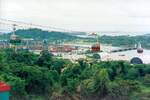 Seit dem 15. Februar 1974 verbindet die von der Mount Faber Leisure Group betriebene Singapore Cable Car, eine kuppelbare Einseil-Umlaufbahn, die Hauptinsel vom Mount Faber (Faber Peak Singapore) über den Keppel Harbour mit der Ferieninsel Sentosa. Das Bild vom 08.Mai 2002 zeigt den Blick vom Mount Faber auf einige Gondeln. (Fotoscan)