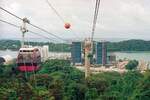 Blick aus der Gondel 42 der Singapore Cable Car MFLG Mount Faber-Linie auf weitere Gondeln, den ersten Stützturm, den Gebäudekomplex in dem sich im 16.Stockwerk die Harbour Front Station
