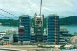 Im mittlerem Teil dieses Gebäudekomplexes befindet sich im 16.Stockwerk die Harbour Front Station der Singapore Cable Car MFLG Mount Faber-Linie. Bild vom 08.Mai 2002. (Fotoscan)
