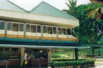 Zug J der SDC Sentosa Monorail am 08.Mai 2002 in der Central Beach Station 5.