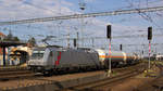 22. April 2019 in Bratislava hl.st.: 186 361-2 durchfährt den Bahnhof mit einem Gaskesselzug.