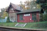 Gebude des Haltepunktes Bratislava-elezn studienka/Preburg-Eisenbrunnen, die an der ltesten Bahnstrecke Slowakeis liegt (Dampfeisenbahn Gnserndorf – Marchegg Gr.