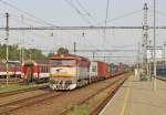 751 082-9 ZSSKC mit einem Containerzug fhrt durch den Bahnhof Bratislava-Nov Mesto/Preburg-Neustadt; 01.07.2012 