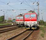 362 003-6 mit EC 272 „Jaroslav Haek“ Budapest – Prag und 362 005-1 bei Rangierung im Vorfeld des Preburger Hauptbahnhofes; 27.07.2012  