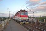 240 100-8 mit Fernzug R 720 „Bojnice“ („Schlo und Stadt Weinitz“) Prievidza/Priwitz – Leopoldov/Leopoldstadt – Bratislava hl.