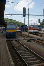 Drei Züge im Bahnhof Bratislava hl. st. warten auf die Abfahrt.
Iteressant ist, dass einige Lokomotiven auf LED Beleuchtung umgebaut wurden.
Das Bild wurde am 12.06.2015 gemacht.