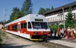 Der  moderne Elektrotriebwagen der Tatra Bahnen mit der Nummer 425961  steht am 4.6.2003 um 8.16 Uhr abfahrbereit im Bahnhof Tatranska Lomnica.