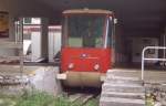 Noch sehr ursprnglich prsentierte sich am 6.8.2004 die Talstation  der Standseilbahn mit einem der alten Kabinenwagen in der Hohen Tatra   in Stary Smokovec.