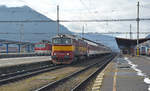 754 036-2 fährt ab mit Fernzug R 946 „Fatra“ Zvolen os. st./Altsohl Persbf. (11:02) – Banská Bystrica/Neusohl – Vrútky/Ruttek – Žilina/Sillein (13:05), links 362 005-1 mit Fernzug R 811 „Sitno“ Bratislava hl. st./Preßburg Hbf. – Šurany – Zvolen os. st. (Lokwechsel) – Fiľakovo – Košice/Kaschau; 01.02.2020 