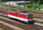 Lok 362-028 in Alleinfahrt von einer Strassenüberführung aufgenommen. Zvolen Osobna Stanica, 14.6.2023