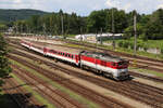 Eine Taucherbrille mit drei Wagen verlässt den Bahnhof Zvolen Osobna Stanica als D-Zug in Richtung Kosice, aufgenommen von einer Strassenüberführung. Zvolen, 14.6.2023