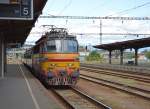 240 145-3 fhrt als Regionalzug Os 7315 Bansk Bystrica (14:37) – Zvolen os. st. (15:08) in den Zielbahnhof ein; Zug fhrt um 15:15 weiter als Os 5764 in Richtung iar nad Hronom – arnovica – Levice (17:01), Kurswagen Zvolen os. st. – Bansk tiavnica (BR 812); 01.09.2013