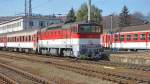 754 052-9 mit Fernzug R 811 „Gemeran“ („Der Gemerer“) Bratislava hl. st. (08:03) – Zvolen os. st. (10:58/11:13) – Koice (14:37) nach Lokwechsel in Personenbahnhof von Zvolen/Altsohl; 19.10.2013