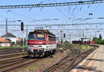240 092 kam vor kurzen mit einem Regionalzug in Bratislava an und rangiert nun in Richtung Depot.