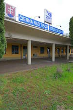 Der slowakische Bahnhof Cierna nad Tisou liegt am Ende der von Kosice kommenden zweigleisigen Hauptbahn. Er liegt nur wenige Kilometer von der Grenze zur Ukraine entfernt, die nächste Station ist bereits Tschop in der Region Transkarpaten. Blick auf die Gleisseite, 17. April 2019