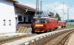 Am 26.6.2001 stand im Bahnhof Strba der Oberleitungs Triebwagen 892092  der ZSR.