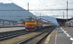 754 036-2 fährt ab mit Fernzug R 946 „Fatra“ Zvolen os.