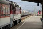 754 004-7 nach Ankunft mit Regionalzug Os 6212 Fiľakovo/Fileck – Zvolen os. st./Altsohl Persbf. (14:53); Rckblick des Lokfhrers bei Rangierung, unser Blick in Richtung West; 07.04.2012