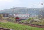 754 054-5 mit Eilzug (RE) 1842 „Turčan“ („Der Turzer“) Zvolen os. st./Altsohl Persbf. – Bansk Bystrica/Neusohl – ilina/Sillein im Bereich der Altsohler „Gleistriangel“; 18.04.2011. Nchster Halt: Zvolen mesto/Altsohl Stadt 
