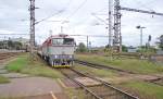 754 084-2 mit Fernzug R 934 „Gemeran“ Koice/Kaschau (15:29) – Fiľakovo – Zvolen os. st./Altsohl Persbf. (18:49), (R 934/Zr 1846: Kurswagen Koice – Zvolen – ilina) fhrt in den Zielbahnhof ein; 11.08.2012