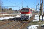 754 034-7 rangiert zum Fernzug R 811 „Gemeran“ („Der Gemerer“) Bratislava hl. st./Preburg Hbf. (08:03) – Zvolen os. st./Altsohl Persbf. (Lokwechsel) – Koice/Kaschau (14:37); 02.03.2013