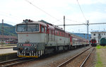 754 072-7 vor Abfahrt mit Regionalzug Os 7324 Zvolen os st./Altsohl Persbf. (13:39) – Banská Bystrica/Neusohl (14:10; fährt nur werktags) im Startbahnhof; 02.09.2016 