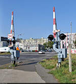 Schranken und Blinklichter am Bahnübergang eines Anschlussgleises auf der Kreuzung Jarošova/Pionierska in Bratislava (SK).