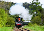Saisonstart in der Slowakei: das Bild zeigt die Sonderzug schon bei der Rückfahrt von Zvolen (Altsohl) nach Vrútky (Rutteck) kurz vor Kremnické Bane (Johannesberg).