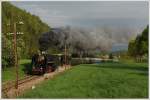 Zwei Frstinnen, 475.196 aus Vrtky (SK) und 475.179 aus Děčn (CZ), im ersten Morgenlicht des 11.5.2013 mit einem Fotozug zwischen Hel'pa und Cerven Skala, aufgenommen zwischen Nov Maa