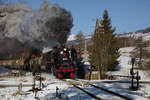 Die 556.053 mit ihrem Kesselwagenzug beim Holzschranken von Pohorelá.