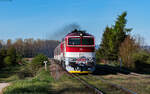 754 073 mit dem R 932 (Zvolen osobna stanica - Zilina) am Haltepunkt Kl�tor pod Znievom 4.5.26
