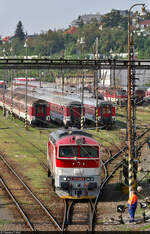 757 016-1 rangiert aus dem Depot nördlich von Bratislava hl.st.