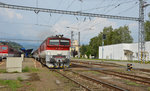 757 005-4 mit RegionalExpress REX 1842 „Šturec“ Banská Bystrica/Neusohl (09:34) – Turčianske Teplice – Vrútky – Žilina/Sillein (11:06) fährt