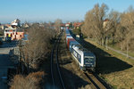 761.001 verlässt den Bahnhof Dunakjsá Streda mit einem Container nach Koper am 13.01.2015.