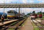 Bahnhof Surany: Dieseltriebwagen trifft Regio mit Taucherbrille nach Nové Zamky. Surany, 14.6.2023