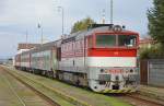 750 365-9 vor Einsatz als Regionalzug Os 5080 Topoľčany (14:38) – Luianky – Nitra/Neutra – urany – Nov Zmky/Neuhusel (16:37) auf der mittleren und sdlichen Abschnitt der Nitratalbahn; 28.10.2012