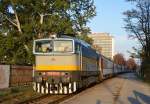 750 183-6 mit Fernzug R 726 „Zobor“ Prievidza/Priwitz (16:26) – Leopoldov/Leopoldstadt – Bratislava hl. st. (19:07) während Halt in Partizánske [Partisanen-Stadt] (16:58/17:00); 19.10.2013 