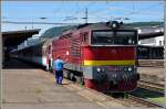 Der Schnellzug nach Kosice mit der 750 300-6 erhält den Abfahrbefehl in Zvolen.