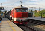 Sonderzug mit Bardotka T478 1201_751 201 bekommt Fahrbefehl am Bahnsteig in Dolni Brno nadrazi Dieser Zug ist am 26.07.2020 auf dem Weg nach Bratislava 