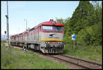 Lokzug nach Plesivec fährt hier am 13.5.2019 um 15.01 Uhr mit den Lokomotiven 751026-6, 751206-4 und 751129-8 in Gombasek ab.
